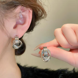 925 चांदी की सुई उच्च गुणवत्ता वाले धात्विक मोड़ नंदीदार व्यक्तित्व ज्यामितीय चक्र कान लड़की - Product Image 5