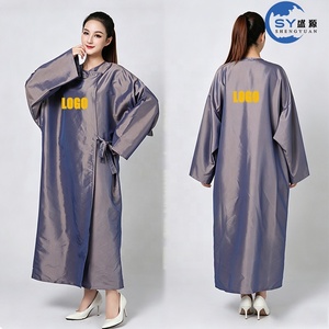 Kimono de coiffure imperméable personnalisé avec logo – Robe de salon de coiffure verte et noire pour salon de beauté et barbier - Product Image 5