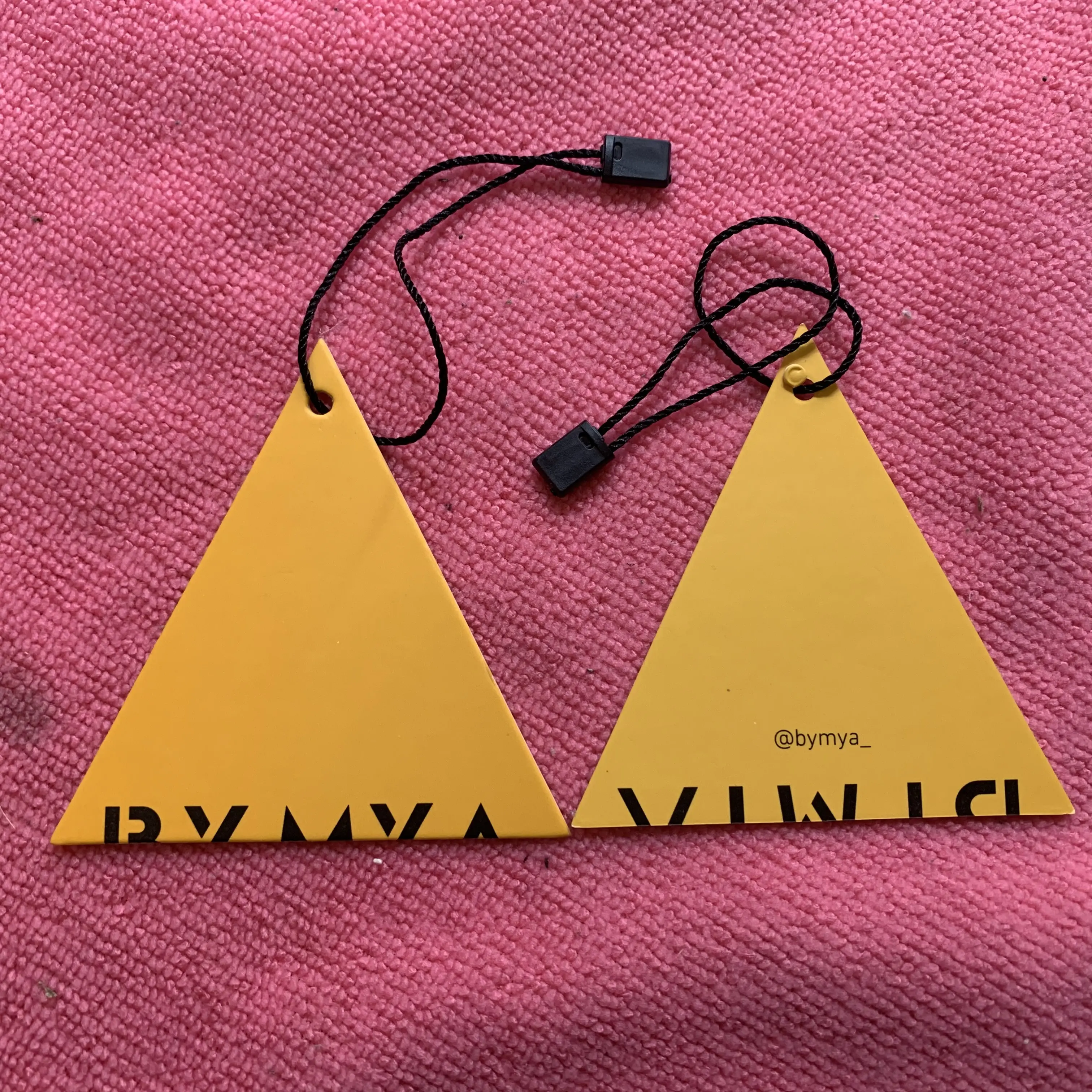 Kalıp kesim üçgen şekil ofset baskı kot giysi etiketi, benzersiz tasarım çift taraflı giysi etiketi çanta