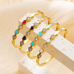 Bracelet en acier inoxydable de luxe incrusté de zircon, assorti à tout, avec émail époxy doré 18 carats et bracelet en titane motif amour - Product Image 3