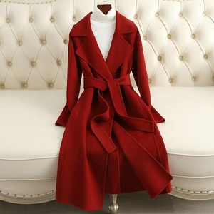Abrigo LARGO DE Cachemira de doble cara para mujer en un estilo Hedy, con un aspecto ajustado y elegante, hecho de abrigo de lana. - Product Image 4