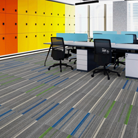 Dalles de moquette carrées en polypropylène (PP) à boucles, modernes et rayées, pour la vente en gros, usage commercial, bureaux, maisons, chambres et couloirs