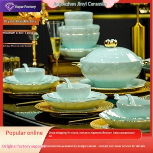 Juego de cuencos y platos de porcelana blanca de Jingdezhen con relieve verde sombreado, juego de cuencos y platos de cerámica, cuencos para inauguración de casa. - Product Image 1
