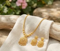 DIVYORO Ensemble de pendentifs médaillon en filigrane plaqué or, bijoux de mode pour femmes, ensemble élégant de collier et de boucles d'oreilles