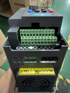 Onduleur de pompe à eau monophasé 220V 1hp 2hp 3ph avec entraînement à courant alternatif pour alimentation en eau à pression constante - Product Image 6