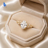 Bague de fiançailles en argent sterling S925 de haute qualité avec pierre centrale ovale et accents latéraux marquise et ronds, sertie de moissanite