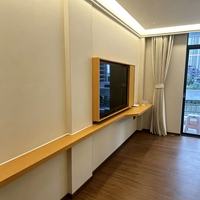 Lit plateforme double sur mesure en bois clair pour hôtel, idéal pour projets de motels et d'appartements
