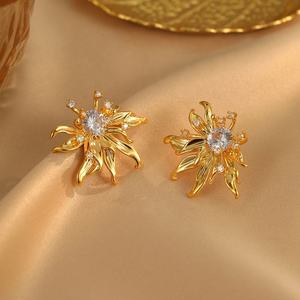 ต่างหูแบบติดหูทรงเรขาคณิตสไตล์ฝรั่งเศสย้อนยุค ประดับด้วยทองแดงและเพทาย ดีไซน์เก๋ไก๋ทันสมัย ชุบทองคำแท้ เงินแท้ S925 ให้ลุคผู้หญิงมีเสน่ห์ - Product Image 3