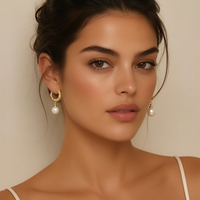Anting-anting gelang emas lapis 18K FUAMAY yang anggun dan elegan, terbuat dari kuningan ramah lingkungan dengan desain mutiara terpilin, klasik untuk pemakaian sehari-hari dan hadiah.