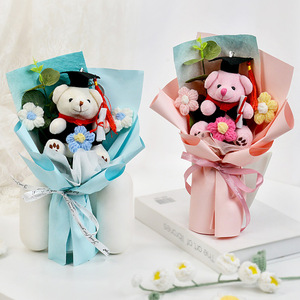Ramo de <span class=keywords><strong>Flores</strong></span> Artificiales de Ganchillo Hecho a Mano al por Mayor para Acción de Gracias y Graduación, <span class=keywords><strong>Flores</strong></span> Mixtas, Novedoso Oso Doctor de Peluche para Escuela Secundaria - Product Image 2