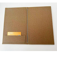 Menu personnalisé, rectangulaire, durable, moderne, A4 et A5, couverture de menu pliable embossée avec vis, en cuir PU, bois et matériaux en cuivre