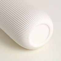 Vase de table moderne en céramique blanche de 8 pouces, texture côtelée, herbe de pampa, décoration intérieure décorative, vase à fleurs