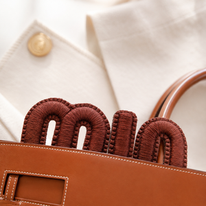 Motivo Termoadesivo con Lettera M Marrone Caffè di Alta Qualità Paramount Masterful per Cappellini e Patch di Design - Product Image 2