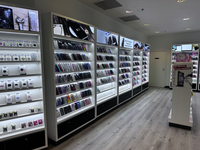 Aménagement moderne de magasin de téléphonie mobile, vitrine en verre et comptoir pour la conception intérieure d'un showroom électronique