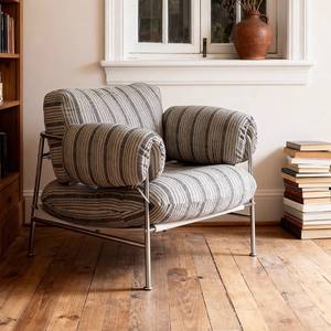 Fauteuil simple en tissu rayé de style vintage, gris et blanc, avec accoudoirs en acier inoxydable, pour salon - Product Image 1
