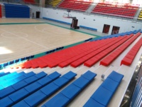 Chaises télescopiques polyvalentes pour tribunes de stade, idéales pour les gymnases intérieurs et les terrains d'entraînement sportif