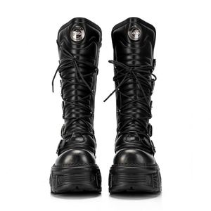 Botas de media pantorrilla para mujer, negras y plateadas, con efecto desgastado, estilo gótico punk metálico, con suela gruesa y cordones - Diseño estético de nicho - Product Image 1