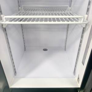 Refrigerador Comercial Vertical Delgado de Una Puerta y Una Sola Temperatura para Exhibición de Bebidas y Vegetales - Product Image 3