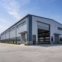 Entrepôt moderne à grande portée en structure légère d'acier, charpente portique préfabriquée, bâtiment industriel de stockage, toit isolé, certifié CE
