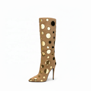 Bottes hautes en daim doré à clous miroir personnalisées OEM ODM pour femmes, à bout pointu et talon aiguille, style western pour l'été et l'hiver - Product Image 1