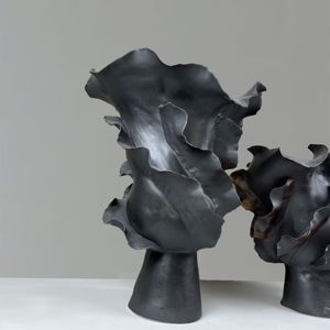 Ensemble de vases à fleurs en céramique noire tropicale, forme irrégulière inspirée, grand vase pour la décoration de la maison - Product Image 1