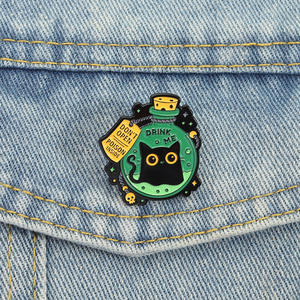 Pin de Esmalte con Diseño de Botella de <span class=keywords><strong>Veneno</strong></span>, NO Abrir, Gato Negro Adorable y Venenoso, Broche, Insignia de Solapa, Regalo de Graduación para Amigos - Product Image 4