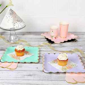 Assiettes carrées modernes de 9 pouces pour fêtes, en papier pastel scintillant avec bord festonné doré, vaisselle mignonne très vendue - Product Image 2