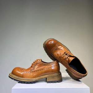 Chaussures Oxford pour hommes en cuir véritable de haute qualité, style business-casual, semelle épaisse, fermeture à lacets, élégantes - Product Image 1