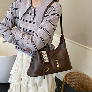 Sac fourre-tout haut de gamme pour <span class=keywords><strong>femme</strong></span>, idéal pour les trajets quotidiens en automne, en PU, couleur unie, avec bandoulière, poignée unique, fermeture éclair et chaînes en polyester - Product Image 5