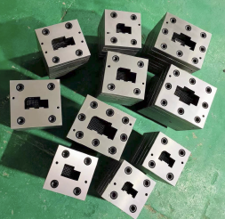 Ligne de production de machines d'extrusion de profilés en <span class=keywords><strong>polystyrène</strong></span> à double vis pour cadre de porte creux en WPC et architrave en PVC - Product Image 3