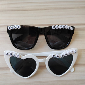 Occhiali da Sole Personalizzati con Lettere a Forma di Cuore per Matrimoni, Feste, Team della Futura Sposa, Appena Sposati, Regalo per la Cerimonia - Product Image 4