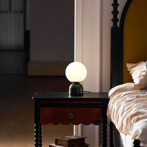 Lampe de table minimaliste pour chambre à coucher, éclairage de chevet, base en marbre naturel, globe en verre opale, lampe de table décorative Sylas en marbre - Product Image 2
