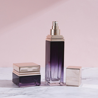 Emballage de soins de la peau de luxe en verre carré de 30 ml, 100 ml, 120 ml, flacon de lotion, de toner, de crème pour le visage avec bouchon doré