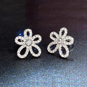 Orecchini pendenti 3D a forma di girasole con pavé di pietre scintillanti, eleganti gioielli da donna. - Product Image 6