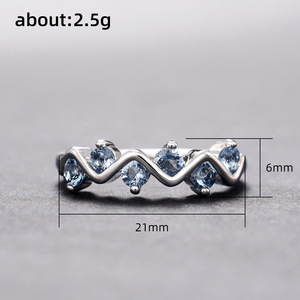 Anello a Onda con Zircone Blu per Donne, Gioiello da Dito di Design Unico e Alla Moda - Product Image 5