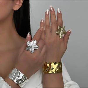 Conjunto de anillos de acero inoxidable con forma de flor para mujer, joyería de regalo con pulseras en tono dorado y plateado. - Product Image 1