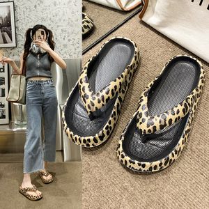 Wholesale New Style Casual Flat <strong>Sandals</strong> Outdoor Comfortable Anti-Slip Leopard Print Eva Cloud <strong>Flip</strong> <strong>Flops</strong> for Women's - Product Image 3