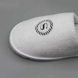 도매 럭셔리 호텔 스파 슬리퍼 사용자 정의 로고 남여 공용 산호 양털 일회용 슬리퍼 여성용 소프트 프리미엄 벨벳 면 - Product Image 2