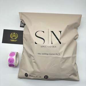 Sac d'expédition en polyéthylène biodégradable avec logo personnalisé pour l'emballage des vêtements, enveloppe d'expédition en plastique beige, sac polymailer - Product Image 1