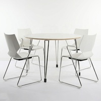Ensemble de table et de chaises de restaurant commercial moderne en acier inoxydable et en bois avec un design durable et respectueux de l'environnement