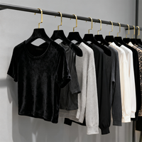 Cintre de Luxe en Velours Flocqué pour Costumes et Robes avec Logo Personnalisé