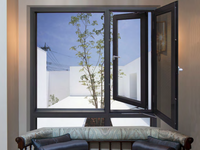 Ventana abatible de aluminio Prima Durable con marco reforzado, ideal para apartamentos de alquiler y casas económicas.