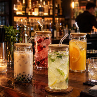 Vente en gros de verres en forme de canette en verre borosilicate résistant à la chaleur et au froid, verres à bière type Mason Jar avec couvercles en bambou et pailles