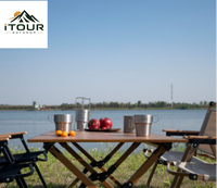 Table de camping en aluminium avec pieds renforcés et antidérapants, facile à installer, stable sur les surfaces en herbe et en gravier.
