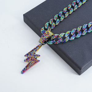 Le sens du design est léger, luxueux et cool. Collier pendentif sept couleurs, style hip-hop, street dance - Product Image 1