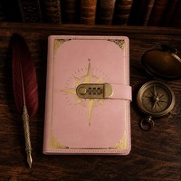 Carnet personnalisé rose à couverture rigide en cuir PU avec serrure à combinaison, motif boussole, lignes dorées, idéal pour l'emballage cadeau