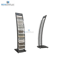 Présentoir vertical incurvé robuste pour pierres, avec étagères inclinées à hauteur réglable, idéal pour l'affichage publicitaire de dalles/carreaux en showroom