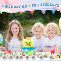En gros, jouet en peluche doux personnalisé en forme de gâteau d'anniversaire avec bougie, mini animal en peluche, cadeaux de fête pour la salle de classe et échanges de rentrée scolaire