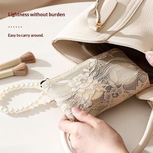 Bolsa de Cosméticos de Encaje con Logotipo Personalizado, Bolsa de Almacenamiento de Artículos de Aseo, Bolsa de Maquillaje de Lujo con Correa para la Muñeca - Product Image 4