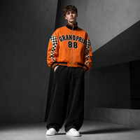 Blouson universitaire unisexe à col montant, motif damier noir et blanc, patchwork color block, double bande côtelée, fermeture éclair métallique, lettres incurvées